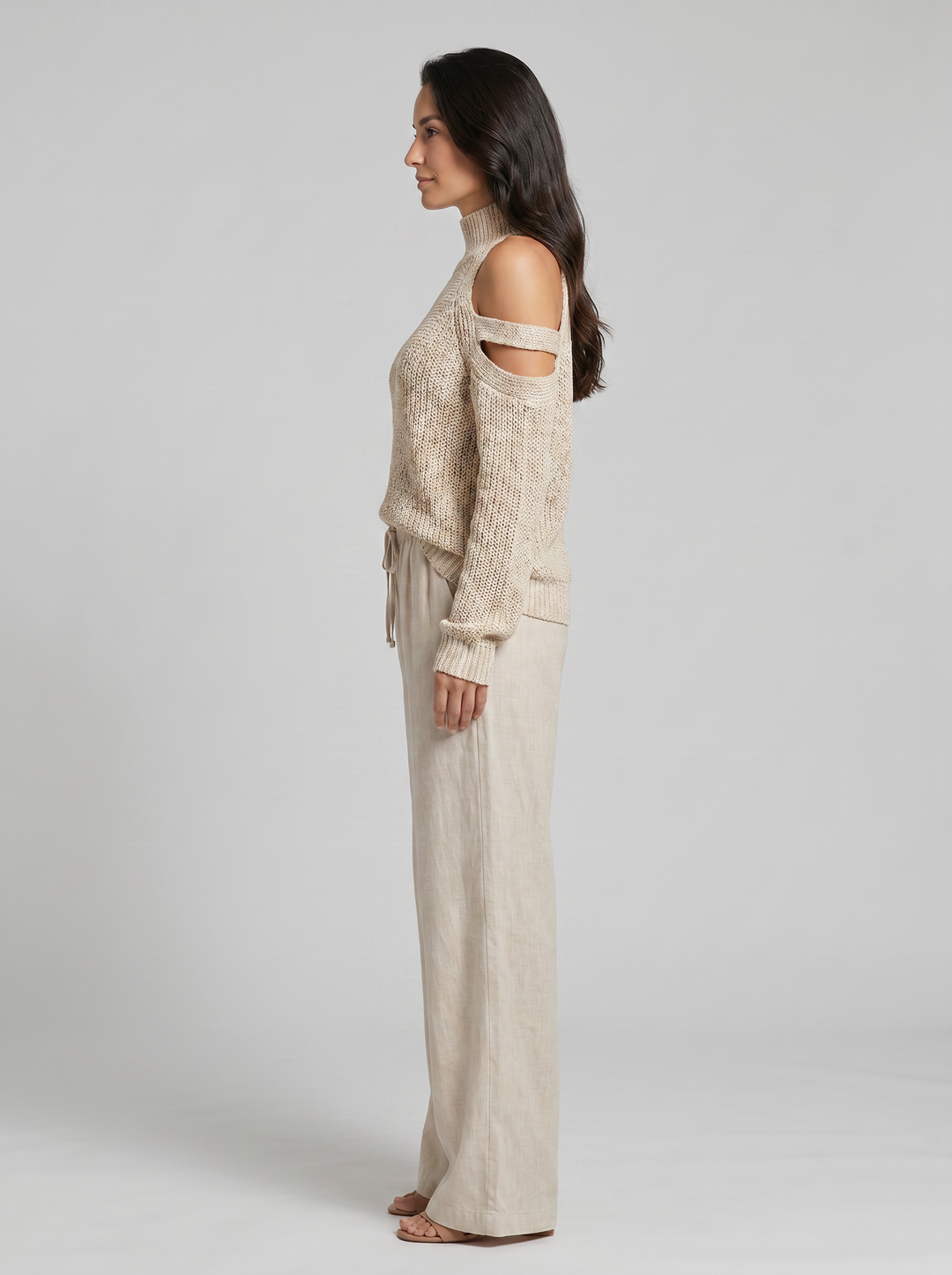 Conjunto de top de cuello tortuga en punto beige con hombros al descubierto y pantalones de pierna ancha
